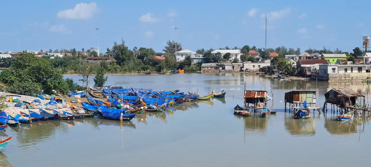 Lăng Cô vốn là một làng chài nhỏ, nơi sinh sống của các ngư dân mộc mạc, hiền lành, một vùng đất lãng mạn, đầy quyến rũ.
