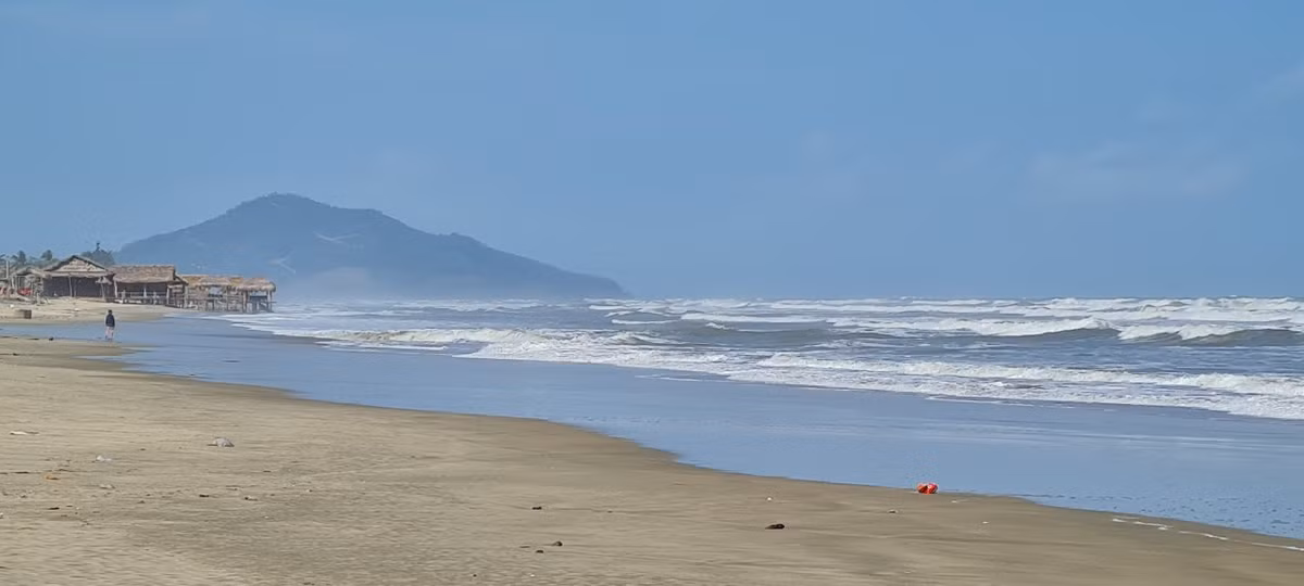 Bãi biển Lăng Cô từ lâu đời đã nổi tiếng với sự hội tụ của tất cả những gì tuyệt vời nhất.