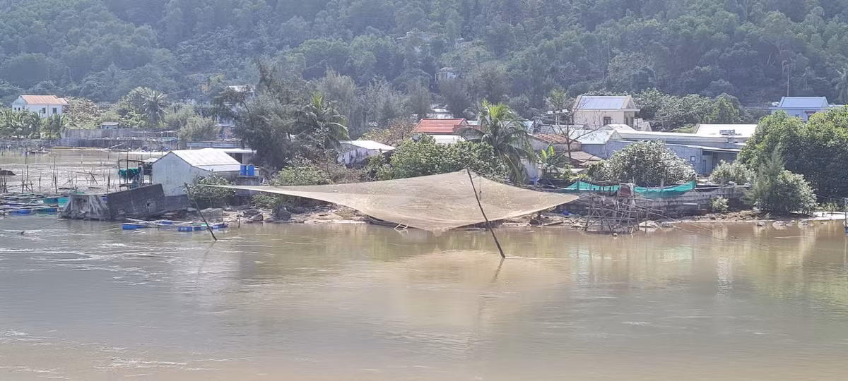 Địa danh “Lăng Cô” có người cho rằng là do người Pháp đọc trại tên “An Cư”, vốn là làng chài ở phía nam đầm.