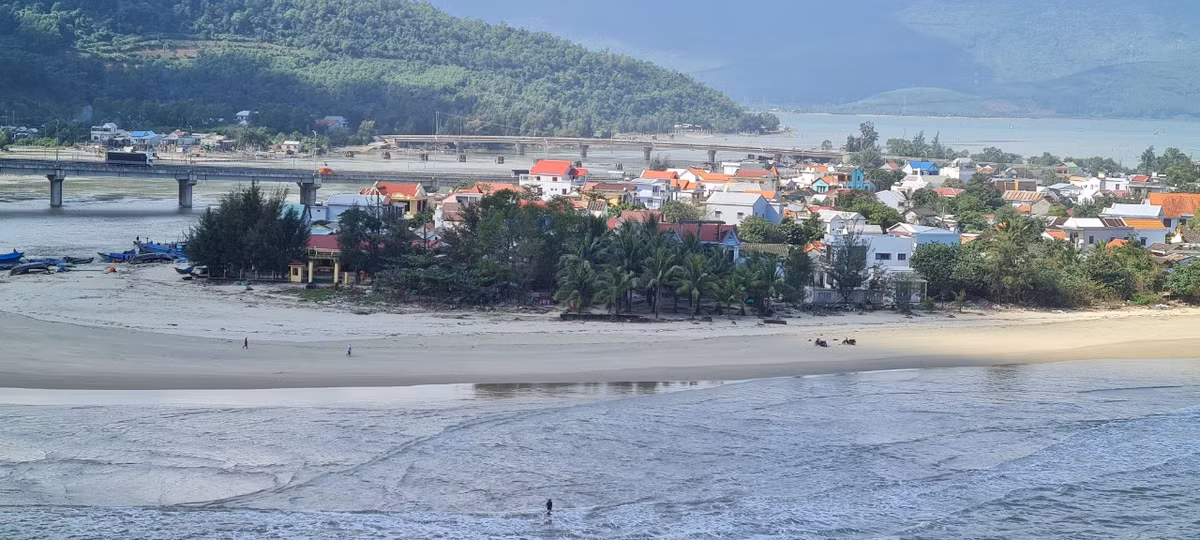 Vịnh nằm ngay dưới chân đèo Hải Vân, được ví như “chốn bồng lai tiên cảnh”, nơi có bức tranh thiên nhiên vô cùng ấn tượng.