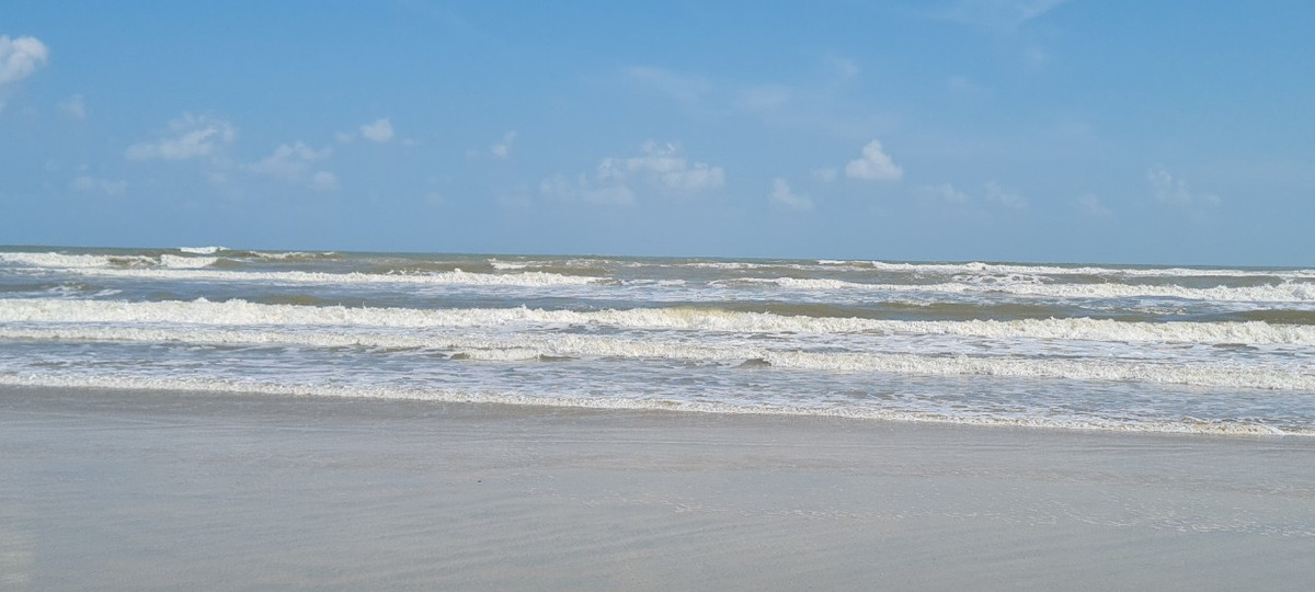 Nơi đây là địa điểm du lịch lý tưởng dành cho những du khách yêu thích nét đẹp yên bình, thơ mộng của những bãi cát trắng trải dài cùng làn nước biển trong xanh.