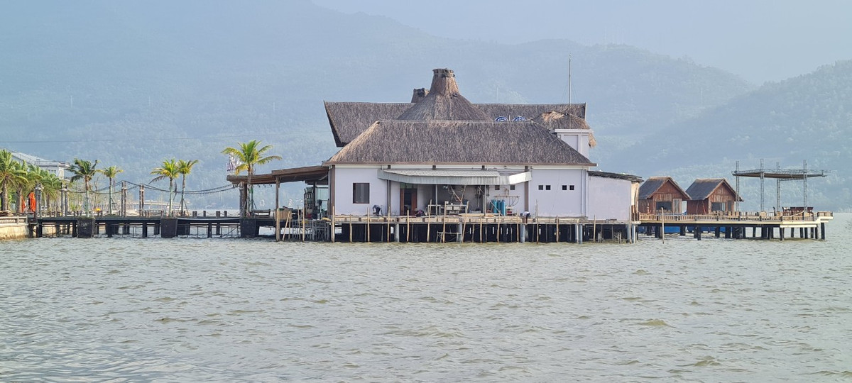 Sự kết hợp hoàn hảo giữa đất, trời và đầm nước trong xanh thu hút nhiều bạn trẻ tới để khám phá.