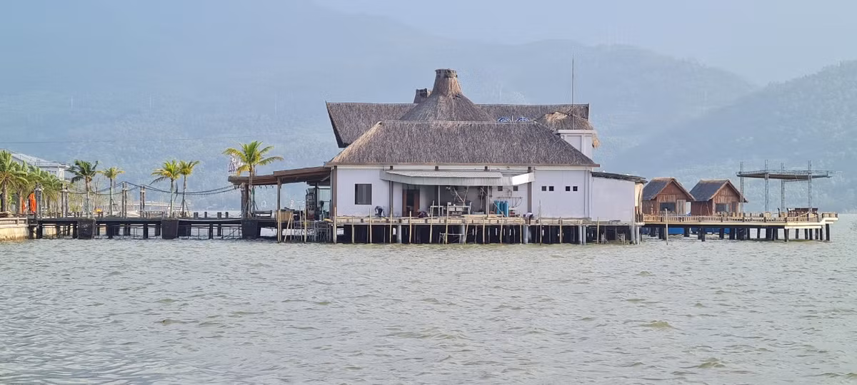 Sự kết hợp hoàn hảo giữa đất, trời và đầm nước trong xanh thu hút nhiều bạn trẻ tới để khám phá.