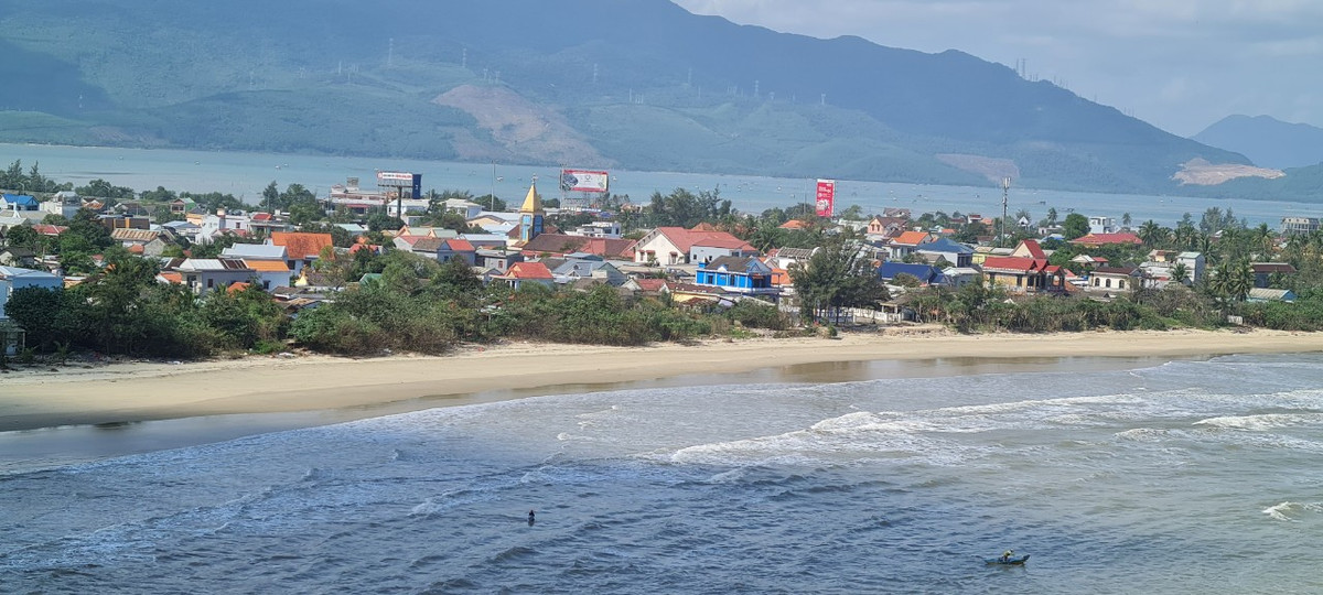 Vịnh Lăng Cô, Huế thuộc địa phận thị trấn Lăng Cô, huyện Phú Lộc, tỉnh Thừa Thiên- Huế. Vịnh nằm cách trung tâm thành phố Huế hơn 60km và cách thành phố Đà Nẵng gần 30km.