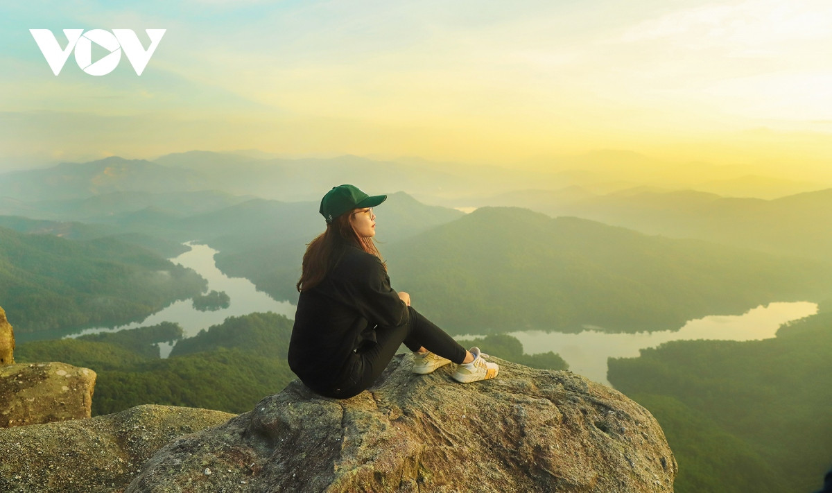 Bình minh và hoàng hôn là những thời điểm thích hợp để chinh phục Đá Chồng và ngắm nhìn phong cảnh sơn thuỷ hữu tình, lưu lại những khoảnh khắc đẹp nhất.