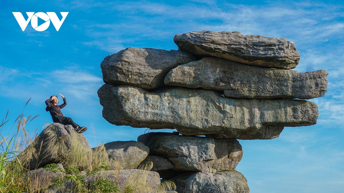 Mặc dù chênh vênh như vậy nhưng mỏm đá không hề nghiêng ngả qua thời gian, tạo nên một cảnh tượng kỳ thú hấp dẫn nhiều bạn trẻ đến chiêm ngưỡng, check-in “sống ảo”.