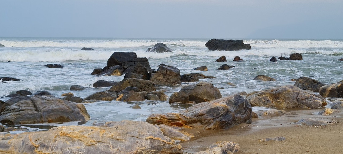 Lúc này, ánh nắng vàng ấm áp sẽ bao phủ lên cảnh vật, tạo nên một bức tranh lãng mạn hoàn mỹ.