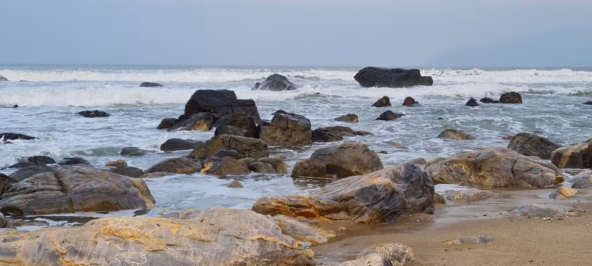 Lúc này, ánh nắng vàng ấm áp sẽ bao phủ lên cảnh vật, tạo nên một bức tranh lãng mạn hoàn mỹ.