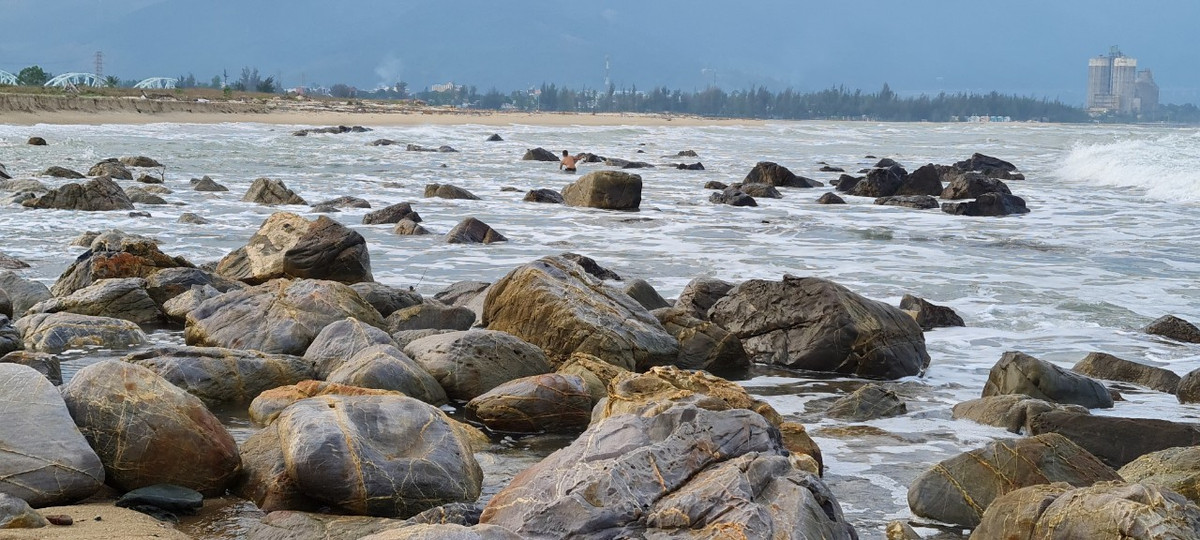 Đến với Ghềnh đá Nam Ô, du khách sẽ bị choáng ngợp bởi khung cảnh thiên nhiên hoang sơ, kỳ thú tạo nên bởi hàng trăm tảng đá lớn nhỏ.