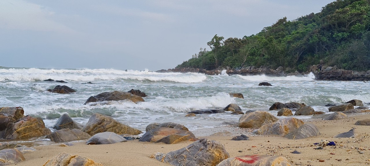 hững tảng đá lớn, nhỏ đủ hình dáng lộ ra, chen lẫn trong cát, tạo nên vẻ đẹp đầy mê hoặc.
