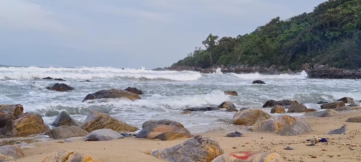 Những tảng đá lớn, nhỏ đủ hình dáng lộ ra, chen lẫn trong cát, tạo nên vẻ đẹp đầy mê hoặc.