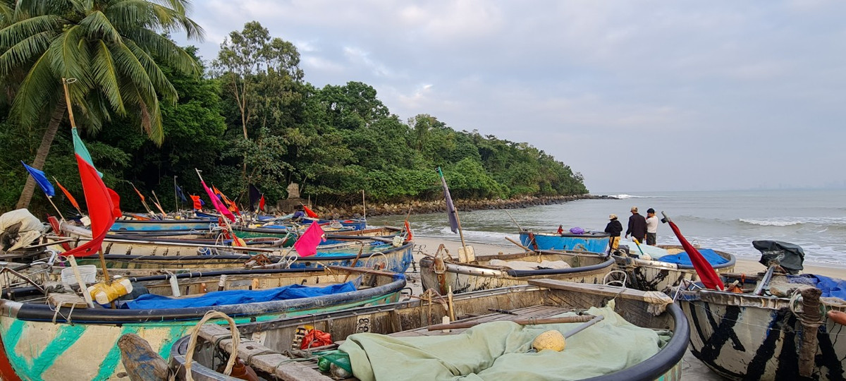 Ngay bên cạnh là Làng chài Nam Ô với những chiếc thuyền thúng đầy màu sắc của ngư dân.