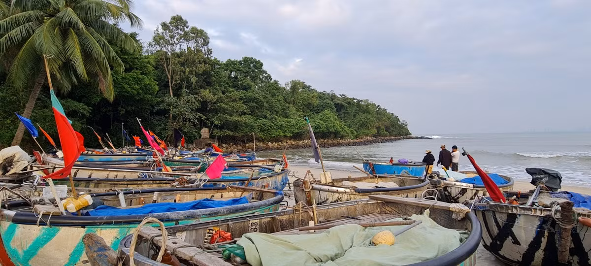 Ngay bên cạnh là Làng chài Nam Ô với những chiếc thuyền thúng đầy màu sắc của ngư dân.