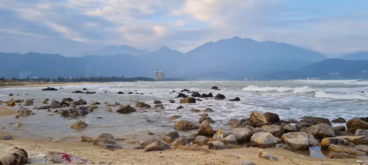  Ghềnh đá Nam Ô, hay còn gọi là Rạn Nam Ô, cách trung tâm thành phố Đà Nẵng khoảng 17km về hướng Tây Bắc.