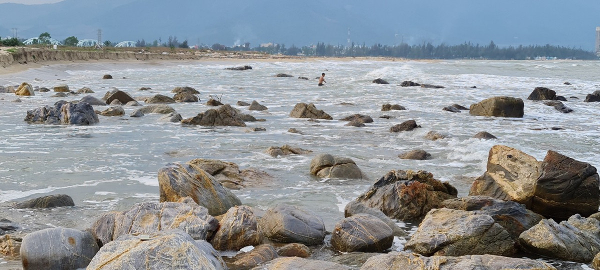 Những tảng đá ngâm mình trong làn nước mát rượi, hòa quyện với màu trời xanh biếc như gói gọn lại trong tầm mắt.