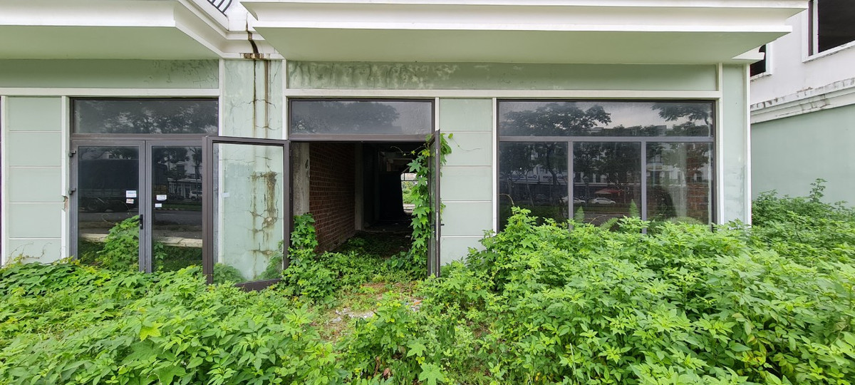 Nằm ngay sát biển, và trung tâm hành chính của quận Liên Chiểu, dãy shophouse này vẫn trong tình trạng cỏ phủ kín dù đang cận Tết.