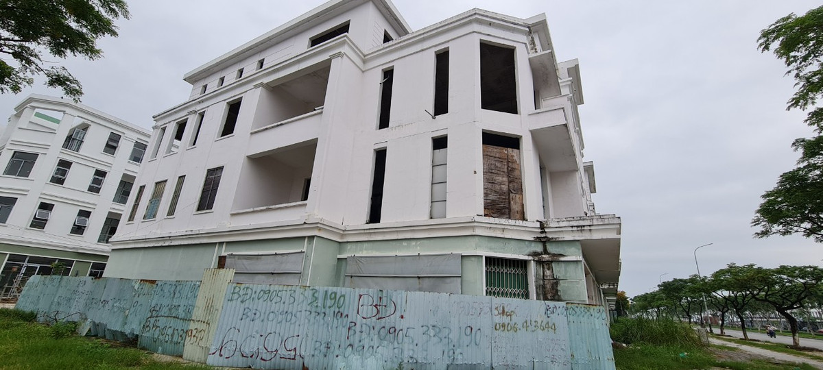 Vì vậy, dù sở hữu vị trí đắc địa bậc nhất khu vực này, loạt shophouse giá chục tỷ mỗi căn vẫn trong cảnh đìu hiu, che tôn kín mít nhiều năm nay.