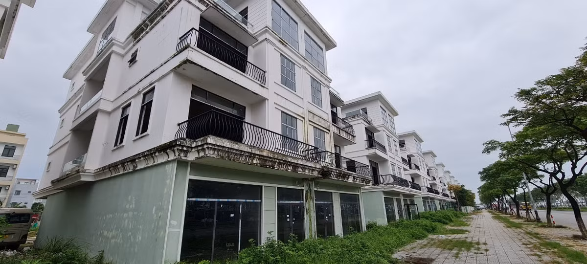 Dãy shophouse tọa lạc ngay mặt tiền trục 60m Nguyễn Sinh Sắc giao với trục 33m Hoàng Thị Loan thuộc quận Liên Chiểu, TP. Đà Nẵng.