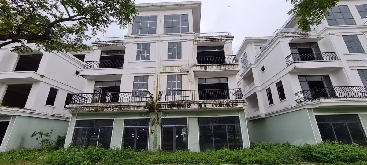 Tuy nhiên, thời gian qua, nhiều dự án shophouse tại TP. Đà Nẵng rơi vào tình cảnh ế ẩm, nhiều căn shophouse đã rao cho thuê nhiều tháng thậm chí nhiều năm liền nhưng đành bỏ trống.