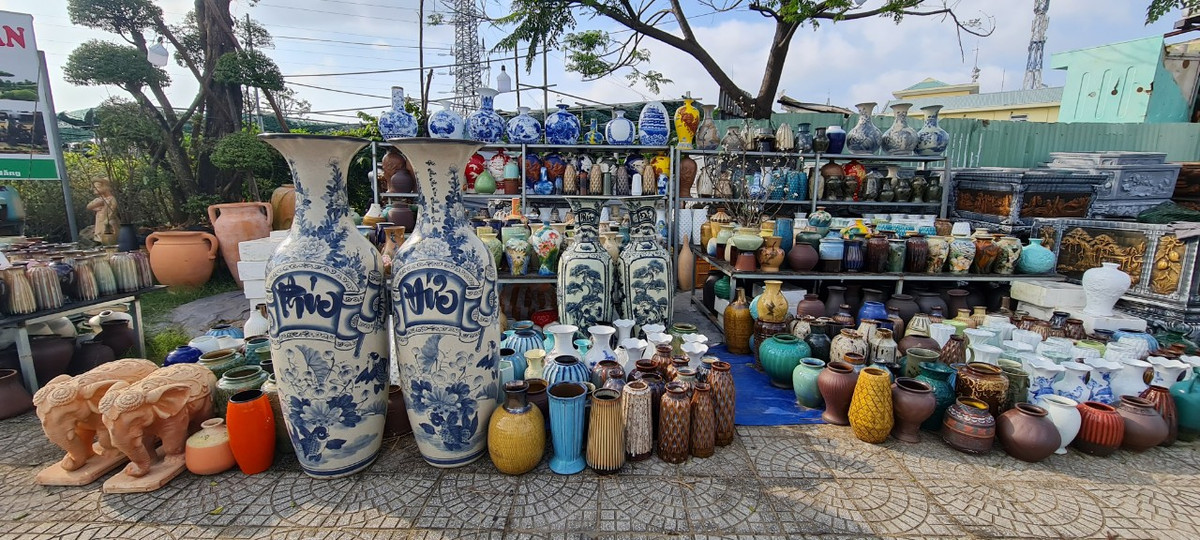 Bên cạnh đó là các chậu hoa, lọ hoa đủ kích cỡ, hình dáng, màu sắc ...