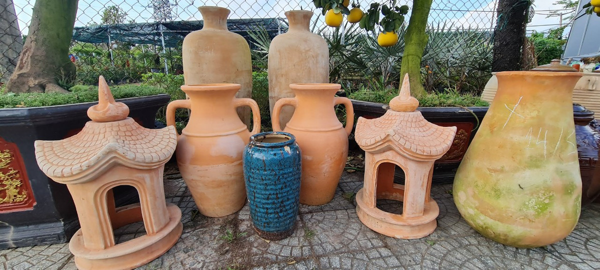 Những vật dụng phục vụ nhu cầu trang trí nhà cửa dịp Tết đang là mặt hàng hút khách.