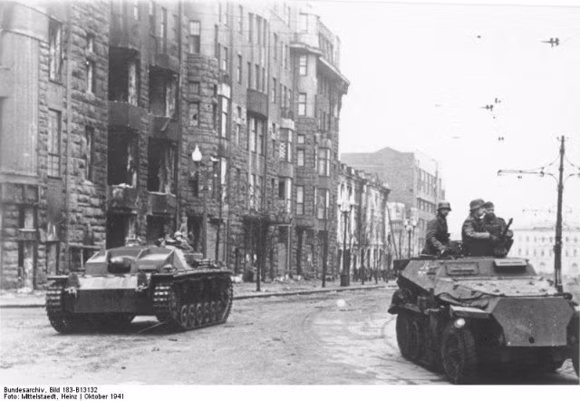 Pháo tự hành xung kích Stug III và xe thiết giáp hạng nhẹ Sd.Kfz.250 trên đường phố Charkov, tháng 10/1941. Nguồn ảnh: Washington History Online