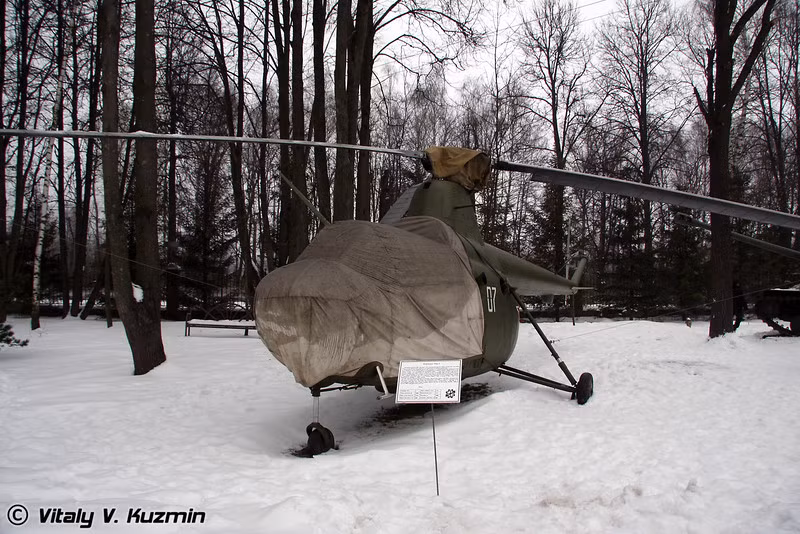 Kể từ khi ra đời, bảo tàng đã qui tụ được hơn 1.000 hiện vật các loại gồm các vũ khí, khí tài quân sự (máy bay, xe tăng, pháo...) và một số ít các loại xe ô tô dân sự quý hiếm. Trong ảnh, một mẫu vật quý hiếm dòng trực thăng Mil Mi-1. Đây được xem là chiếc trực thăng đầu tiên của nhà máy Mil Moscow lừng danh thế giới với huyền thoại Mi-8.