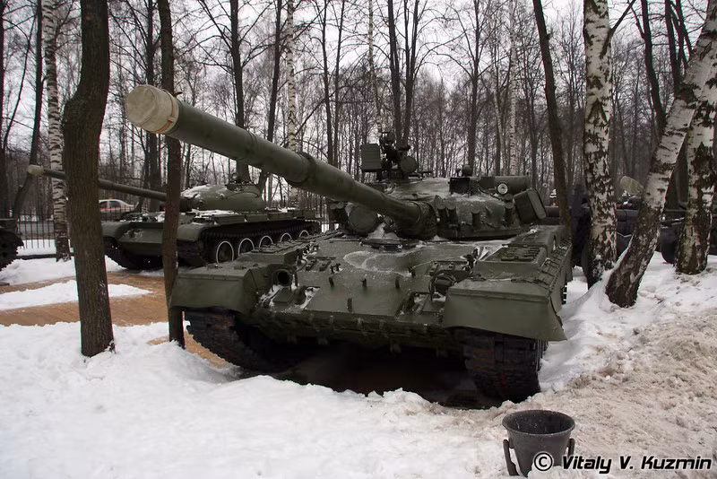 Xe tăng T-80B – cỗ tăng chủ lực mạnh nhất của Liên Xô và của nước Nga trước khi T-90 xuất hiện. Nguồn ảnh: Vitaly-Kuzmin
