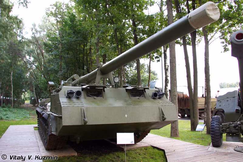 Pháo tự hành 2S7 Pion với đại pháo 203mm có khả năng bắn đạn hạt nhân. Nguồn ảnh: Vitaly-Kuzmin