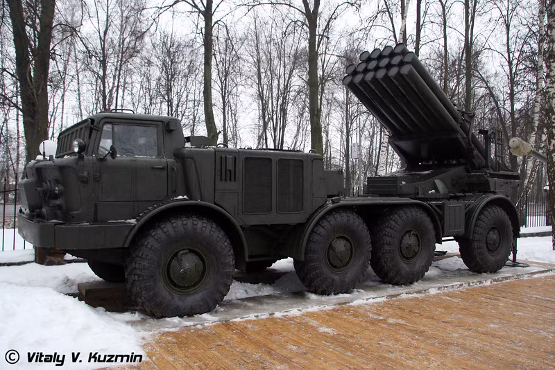 Pháo phản lực phóng loạt BM-27 Uragan 220mm trên khung gầm ZiL-135LM. Nguồn ảnh: Vitaly-Kuzmin