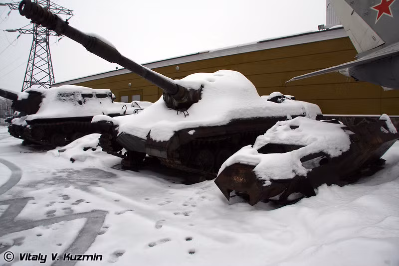 Xe tăng hạng nặng T-10M (giữa) và pháo tự hành ISU-152 (bên trái) được phủ băng tuyết. Nguồn ảnh: Vitaly-Kuzmin