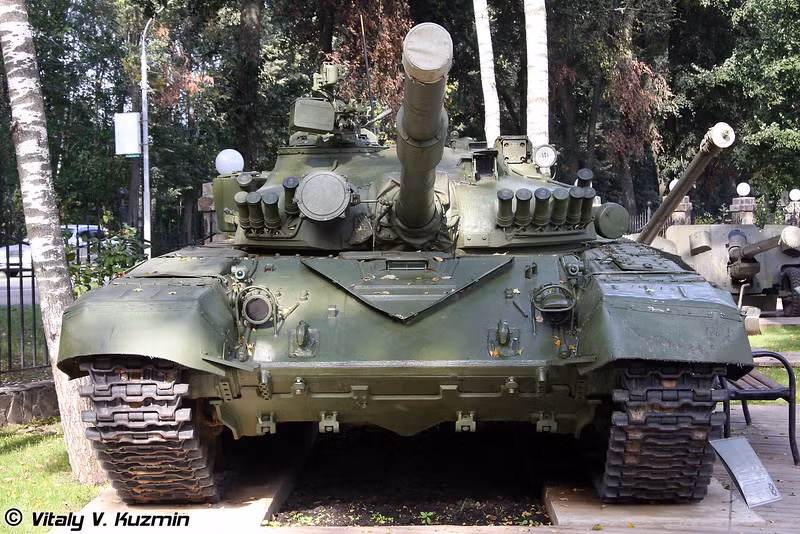 Phiên bản T-72A (Object 176) - thế hệ 2 sản xuất loạt của dòng tăng T-72 huyền thoại. T-72A ra mắt năm 1979, được nâng cấp mạnh về giáp bảo vệ, khí tài đo xa, bổ sung hệ thống điều khiển hỏa lực điện tử, bổ sung ống phóng lựu đạn khói...Nguồn ảnh: Vitaly-Kuzmin