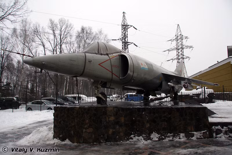 Bảo tàng quân sự tư nhân này hiện nằm tại huyện Krasnogorsky (tỉnh Moscow), mở cửa từ 10h sáng tới 18h tối. Trong ảnh, máy bay tiêm kích cất hạ cánh thẳng đứng Yak-38.
