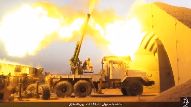 "Độ" lựu pháo 122mm thành pháo phòng không dọa máy bay, ai làm được? Trong quá khứ, phiến quân IS từng gây sốc khi công bố những hình ảnh về "hệ thống" pháo phòng không do lực lượng này tự phát triển đang tấn công máy bay do thám EP-3 của Mỹ trên bầu trời Mosul. Nguồn ảnh: Oryx