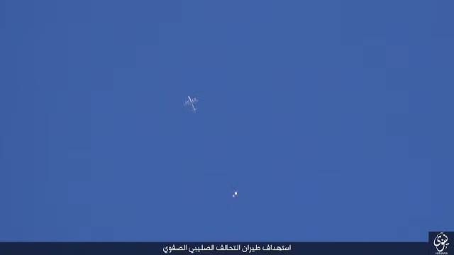 Pháo D-30 122mm tuy không được thiết kế để bắn máy bay, thế nhưng thật ngạc nhiên dưới bàn tay IS, các khẩu pháo này được giới chuyên gia đánh giá là có thể đạt được tới độ cao EP-3 hoạt động. Điều đó, có nghĩa là pháo cao xạ…122mm của IS có thể bắn rơi máy bay. Nguồn ảnh: Oryx