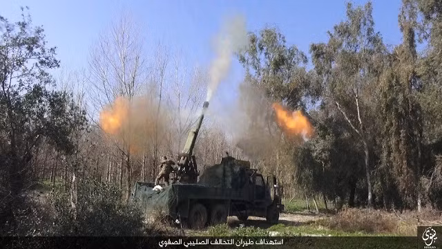 Theo các hình ảnh được công bố, loại pháo phòng không mà IS phát triển là sự kết hợp giữa xe tải M35 của Mỹ với khẩu...lựu pháo 122mm D-30 của Liên Xô. Nguồn ảnh: Oryx