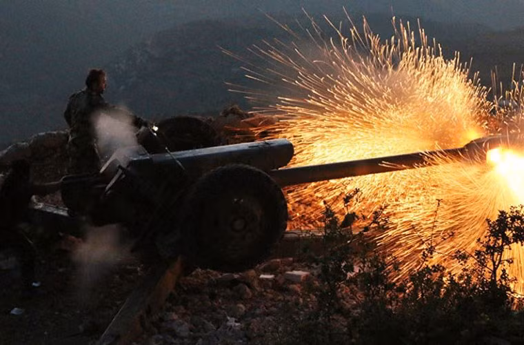 D30 122mm là loại lựu pháo xe kéo do Liên Xô sản xuất và trang bị từ năm 1963. Pháo có thiết kế khung bệ đặc biệt cho phép xoay 360 độ nhanh gọn. Pháo đạt tầm bắn 15,4km với tốc độ bắn trung bình 5-6 phát/phút. Nguồn ảnh: Oryx