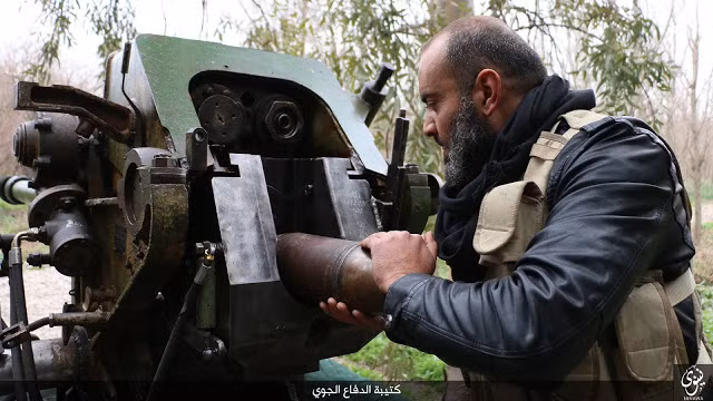 Tuy nhiên, đạn nổ mạnh của D-30 122mm tuy có sức công phá rất lớn, nhưng trên bầu trời sức nổ không có nghĩa lý gì. Để bắn được máy bay, đòi hỏi khẩu đội pháo phòng không phải tạo được mật độ hỏa lực dày đặc. Hầu hết, các loại đạn pháo phòng không đều dùng ngòi nổ cận tiếp xúc (cách mục tiêu vài mét hay vài chục mét sẽ phát nổ) và văng mảnh đạn nhỏ găm vào máy bay. Thế nhưng, pháo 122mm D-30 thì không có loại đạn như vậy. Nguồn ảnh: Oryx