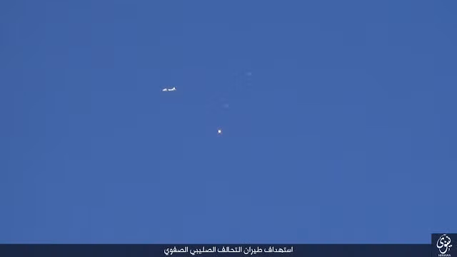 Các hình ảnh mà phiến quân IS công bố cho thấy lực lượng này đã bắn ít nhất 2 phát đạn 122mm vào chiếc EP-3C của Mỹ đang bay lượn do thám trên khu vực Mosul. Nguồn ảnh: Oryx