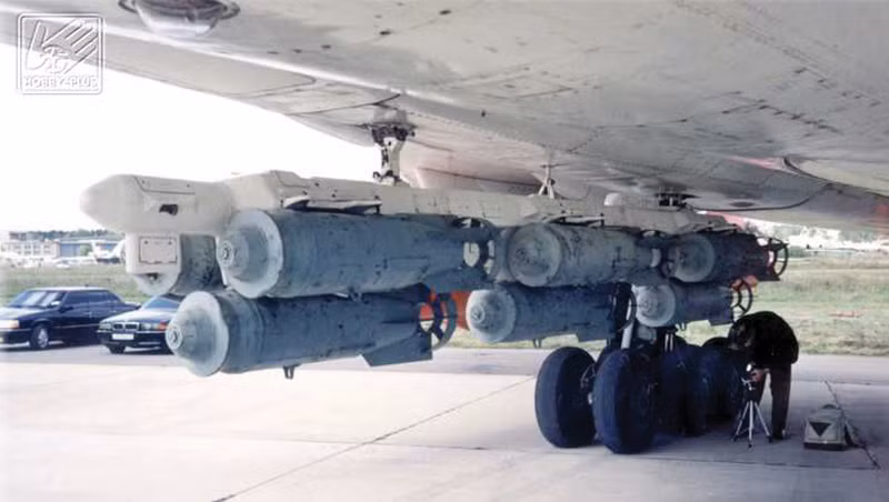 Tuy cồng kềnh và mang rất nhiều bom nhưng Tu-22 Blinder vẫn có khả năng bay thấp ở tốc độ cao, độ ổn định của nó khiến phi công điều khiển tự tin thực hiện động tác bay "low-pass". Ảnh Airlines.net