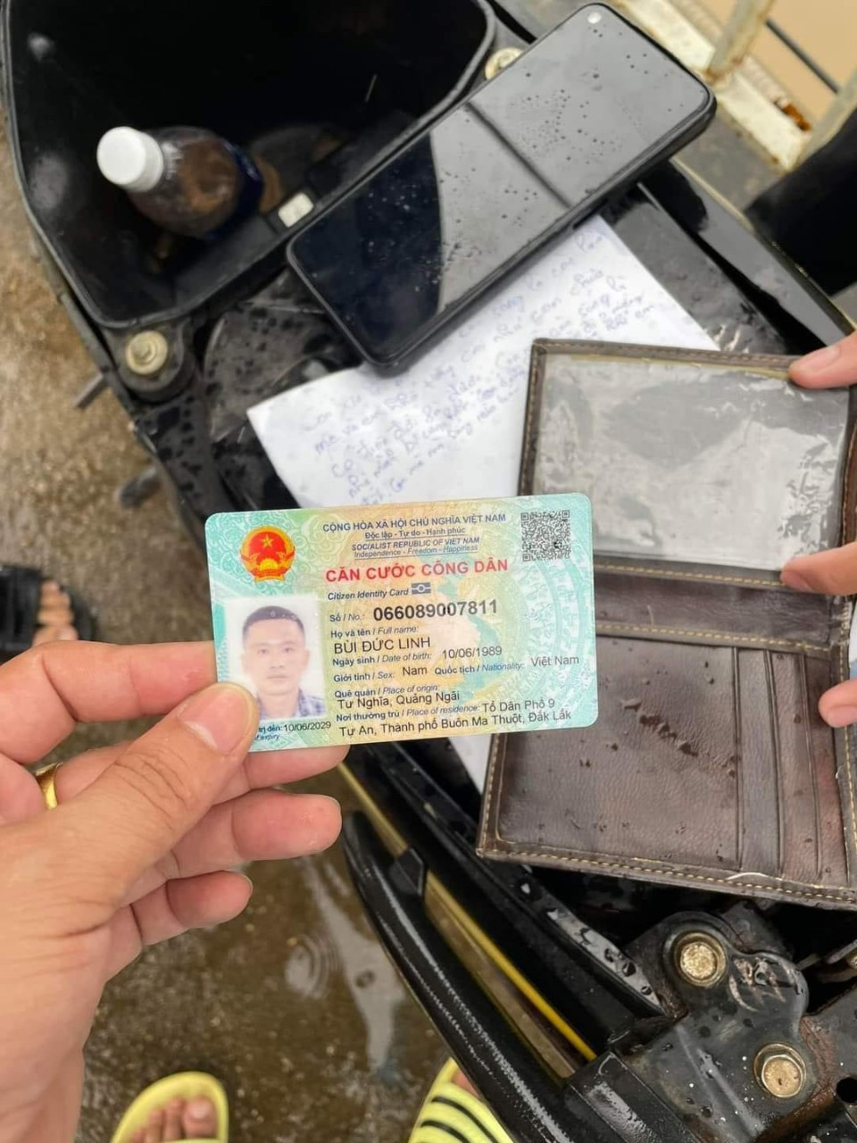 Nguoi dan ong de lai xe may cung thu tuyet menh, nghi nhay cau-Hinh-2