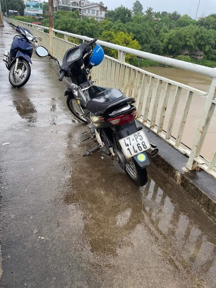 Nguoi dan ong de lai xe may cung thu tuyet menh, nghi nhay cau