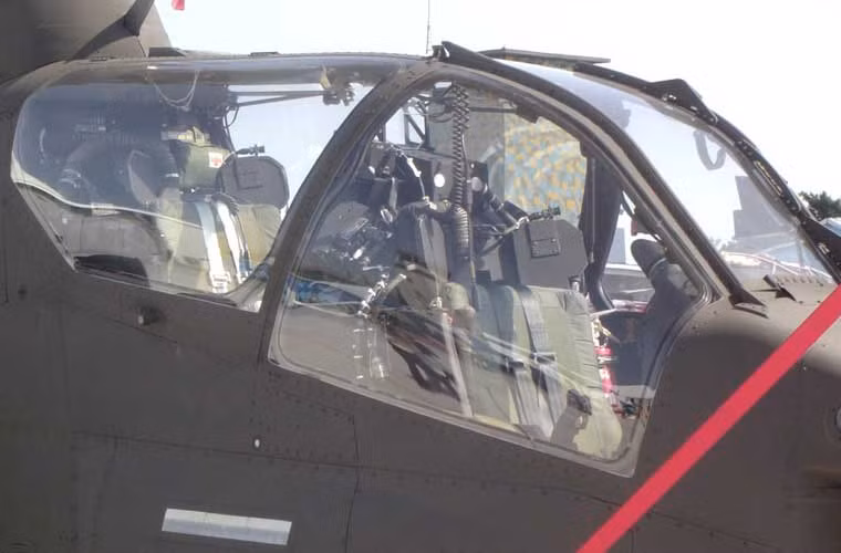 Dù có khá nhiều biến thể nhưng cơ bản thì các trực thăng AH-1 Cobra có hình dạng giống hệt nhau. Buồng lái được kết cấu 2 chỗ ngồi bố trí trước – sau – đã trở thành tiêu chuẩn trực thăng tấn công thế giới sau này.