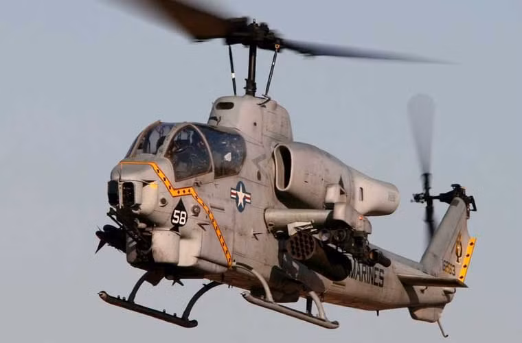 Dẫu vậy, trực thăng tấn công AH-1 Cobra vẫn được tin dùng trong suốt nhiều năm sau đó trong Quân đội Mỹ và nhiều quốc gia đồng minh khác. Bell Helicopter đã phát triển hơn 10 biến thể AH-1 nhưng cơ bản thì có 4 thế hệ chính nhất chia làm 2 dòng. Đầu tiên là dòng một động cơ AH-1G và AH-1F. Trong đó, so với AH-1G, AH-1F nhỏ hơn một chút, tốc độ giảm xuống, hỏa lực mạnh hơn, nâng cấp buồng lái, trang bị thêm khí tài trinh sát mặt đất.