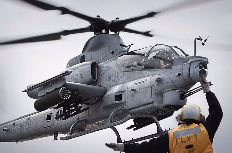 Trực thăng AH-1Z sử dụng cánh quạt 4 lá, cánh đuôi 4 lá tương tự mẫu UH-1Y Venom - biến thể cao cấp nhất dòng UH-1. Trong khi về hỏa lực, AH-1Z có tới 6 giá treo cho phép mang 2 tên lửa không đối không AIM-9 và tối đa 16 tên lửa chống tăng Hellfire.