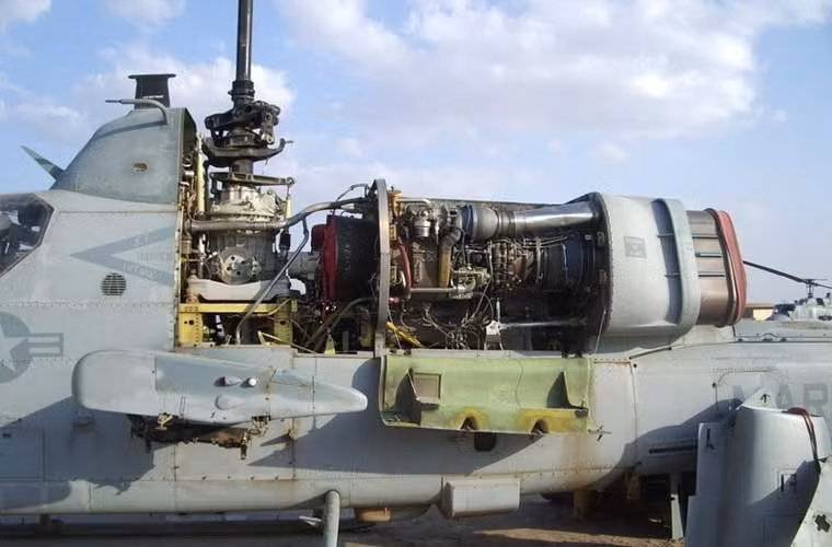 Về động cơ, thế hệ AH-1G, AH-1F chủ yếu dùng chung động cơ tuốc bin trục T53 với UH-1. Trong khi, AH-1J dùng 2 động cơ Pratt &amp; Whitney T400-CP-400 và AH-1W dùng 2 General Electric T700-401. Cơ bản chúng đều cho thế hệ AH-1 đạt tốc độ tối đa hơn 300-350km/h, tầm bay 500-600km.