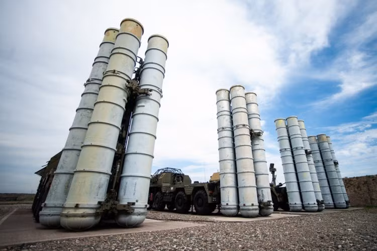 Vị chuyên gia còn cho rằng không cần phải sử dụng tên lửa phòng không S-400 để bảo vệ không phận chống lại máy bay Pakistan, ngoài ra phải đặc biệt lưu ý việc Pakistan ngày nay đang định vị mình là đồng minh của Trung Quốc.