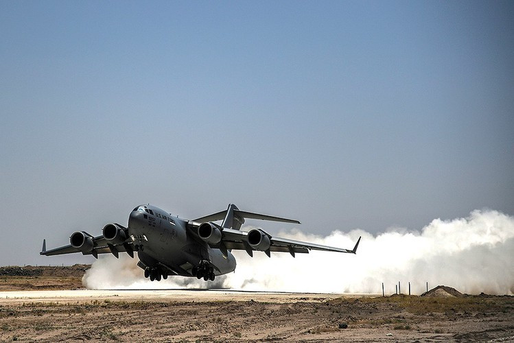 Vận tải cơ khổng lồ Boeing C-17 Globemaster III đóng vai trò đặc lực trong việc giúp Ấn Độ chuyên chở binh sĩ và vũ khí tới các điểm nóng tập kết.