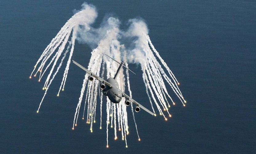 Mỗi chiếc C-17 có thể chở số lượng lên tới 102 lính dù được trang bị đầy đủ hoặc 3 xe thiết giáp hoặc một xe tăng chiến đấu chủ lực hạng nặng.