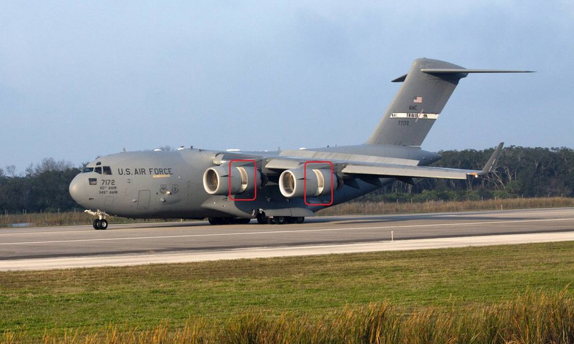Khoang hàng của C-17 rộng 5,5 m, cao 4,6 m, cho phép nó mang trọng tải tối đa 77 tấn.